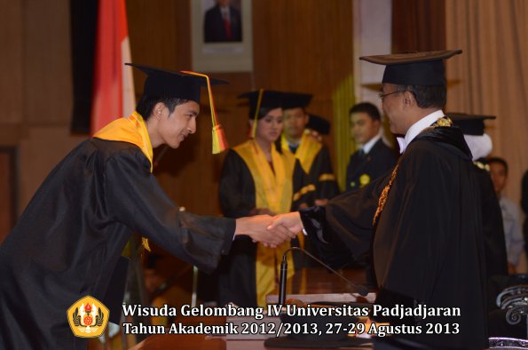 wisuda-unpad-gel-iv-ta-2012_2013-fakultas-mipa-oleh-rektor-086