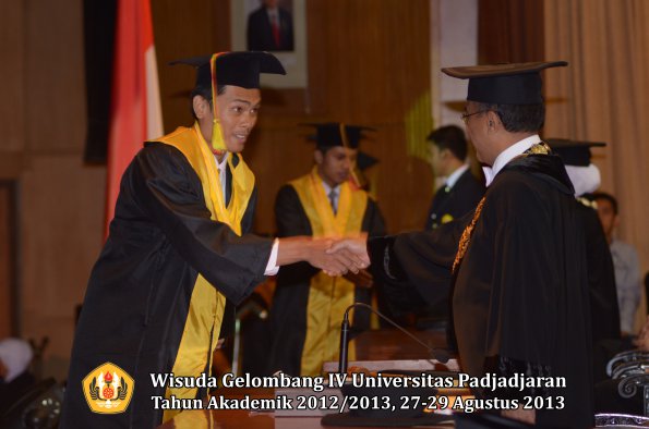 wisuda-unpad-gel-iv-ta-2012_2013-fakultas-mipa-oleh-rektor-090