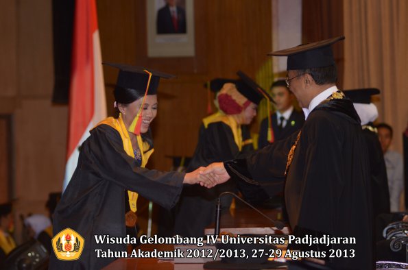 wisuda-unpad-gel-iv-ta-2012_2013-fakultas-mipa-oleh-rektor-092