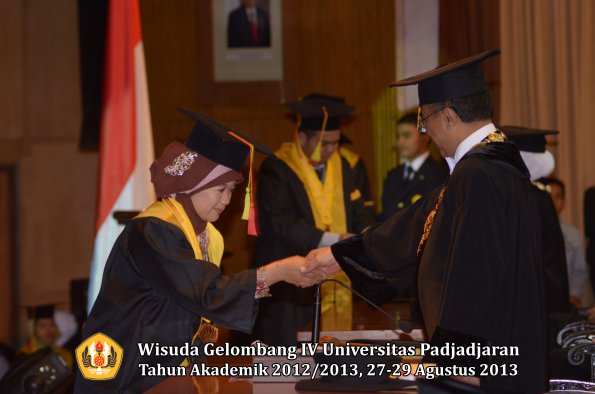 wisuda-unpad-gel-iv-ta-2012_2013-fakultas-mipa-oleh-rektor-096