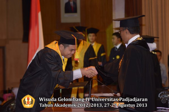 wisuda-unpad-gel-iv-ta-2012_2013-fakultas-mipa-oleh-rektor-097