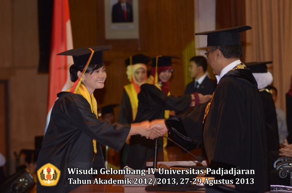 wisuda-unpad-gel-iv-ta-2012_2013-fakultas-mipa-oleh-rektor-101