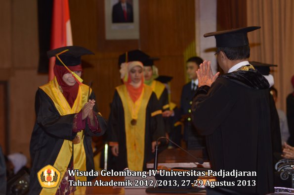 wisuda-unpad-gel-iv-ta-2012_2013-fakultas-mipa-oleh-rektor-102