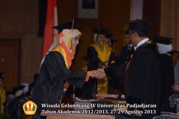 wisuda-unpad-gel-iv-ta-2012_2013-fakultas-mipa-oleh-rektor-103