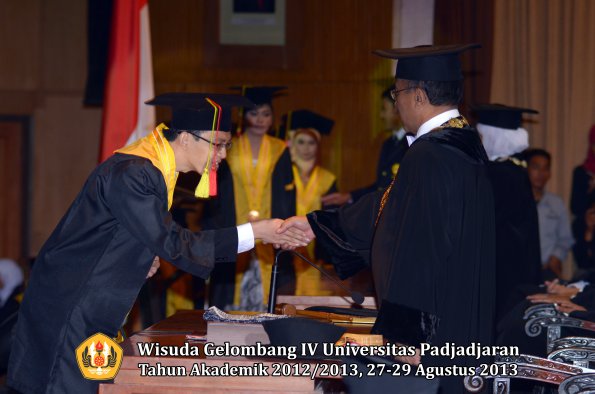 wisuda-unpad-gel-iv-ta-2012_2013-fakultas-mipa-oleh-rektor-107