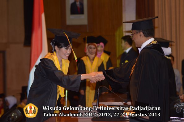 wisuda-unpad-gel-iv-ta-2012_2013-fakultas-mipa-oleh-rektor-108