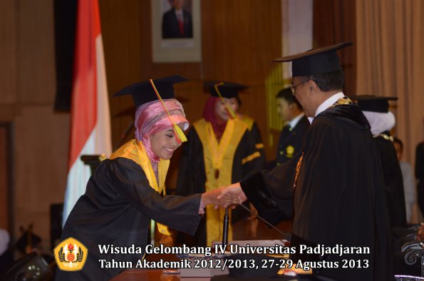 wisuda-unpad-gel-iv-ta-2012_2013-fakultas-mipa-oleh-rektor-113