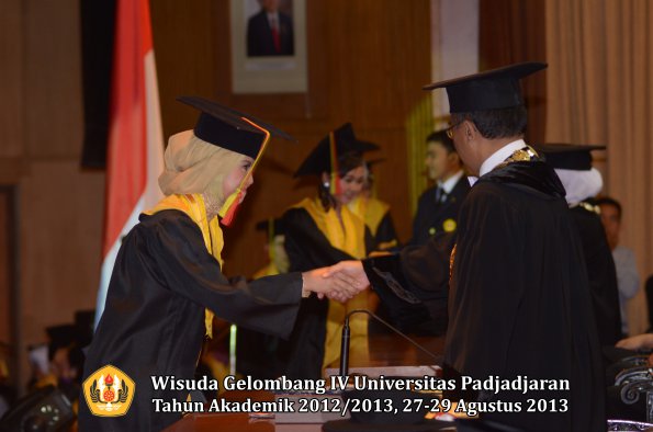 wisuda-unpad-gel-iv-ta-2012_2013-fakultas-mipa-oleh-rektor-119