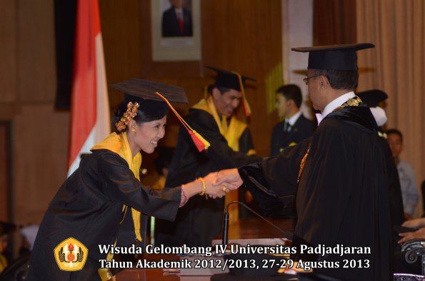 wisuda-unpad-gel-iv-ta-2012_2013-fakultas-mipa-oleh-rektor-122