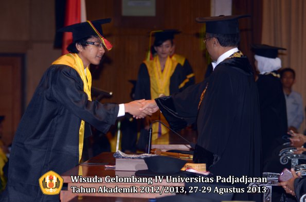 wisuda-unpad-gel-iv-ta-2012_2013-fakultas-mipa-oleh-rektor-125