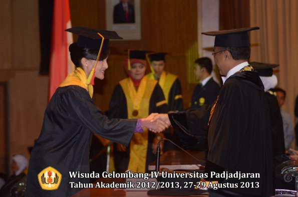 wisuda-unpad-gel-iv-ta-2012_2013-fakultas-mipa-oleh-rektor-126