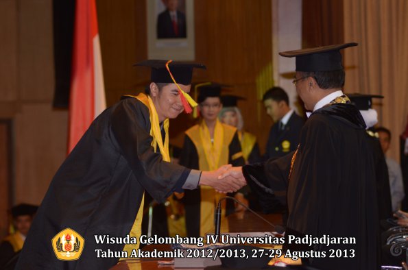 wisuda-unpad-gel-iv-ta-2012_2013-fakultas-mipa-oleh-rektor-128