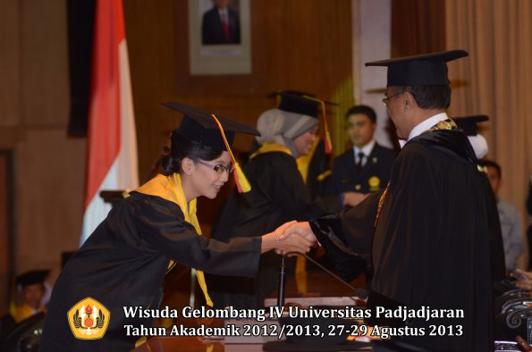 wisuda-unpad-gel-iv-ta-2012_2013-fakultas-mipa-oleh-rektor-129