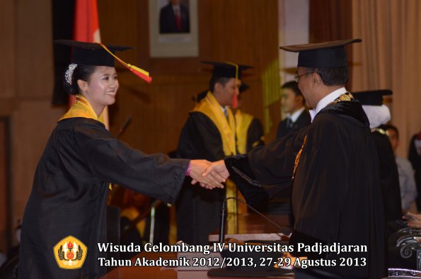 wisuda-unpad-gel-iv-ta-2012_2013-fakultas-mipa-oleh-rektor-132