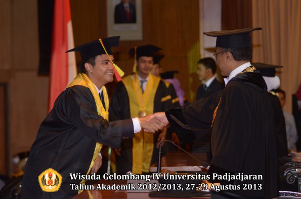 wisuda-unpad-gel-iv-ta-2012_2013-fakultas-mipa-oleh-rektor-134