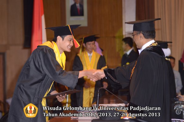 wisuda-unpad-gel-iv-ta-2012_2013-fakultas-mipa-oleh-rektor-135