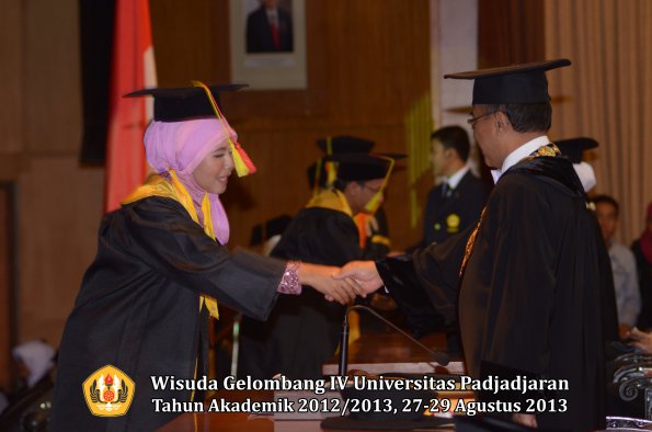 wisuda-unpad-gel-iv-ta-2012_2013-fakultas-mipa-oleh-rektor-137