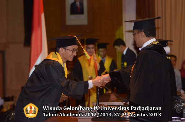 wisuda-unpad-gel-iv-ta-2012_2013-fakultas-mipa-oleh-rektor-138