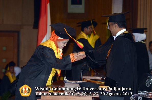 wisuda-unpad-gel-iv-ta-2012_2013-fakultas-mipa-oleh-rektor-139