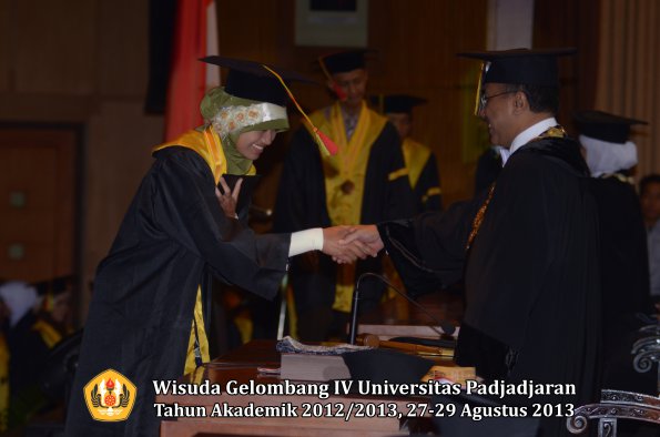 wisuda-unpad-gel-iv-ta-2012_2013-fakultas-mipa-oleh-rektor-141