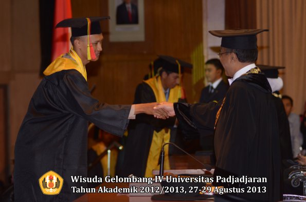 wisuda-unpad-gel-iv-ta-2012_2013-fakultas-mipa-oleh-rektor-142