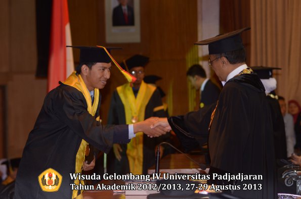 wisuda-unpad-gel-iv-ta-2012_2013-fakultas-mipa-oleh-rektor-143