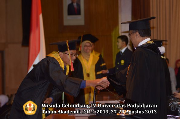 wisuda-unpad-gel-iv-ta-2012_2013-fakultas-mipa-oleh-rektor-144