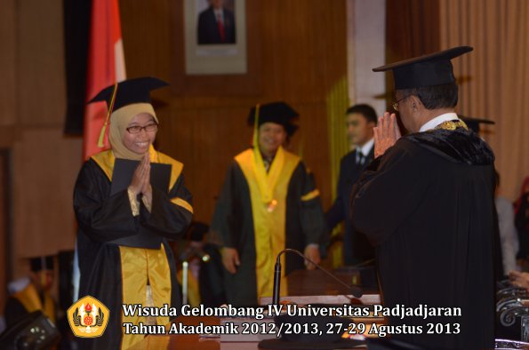 wisuda-unpad-gel-iv-ta-2012_2013-fakultas-mipa-oleh-rektor-145