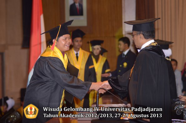 wisuda-unpad-gel-iv-ta-2012_2013-fakultas-mipa-oleh-rektor-146