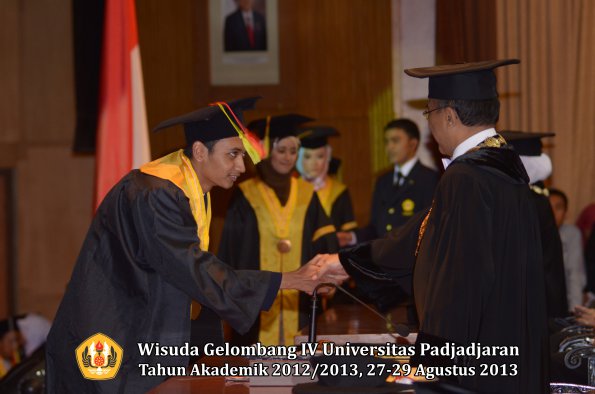 wisuda-unpad-gel-iv-ta-2012_2013-fakultas-mipa-oleh-rektor-147