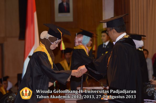 wisuda-unpad-gel-iv-ta-2012_2013-fakultas-mipa-oleh-rektor-148