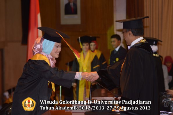 wisuda-unpad-gel-iv-ta-2012_2013-fakultas-mipa-oleh-rektor-149