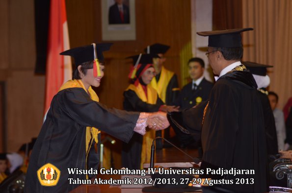 wisuda-unpad-gel-iv-ta-2012_2013-fakultas-mipa-oleh-rektor-150