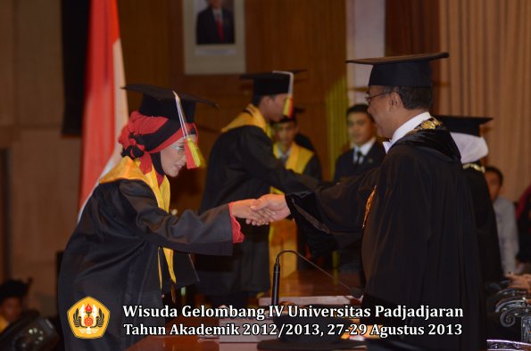 wisuda-unpad-gel-iv-ta-2012_2013-fakultas-mipa-oleh-rektor-151