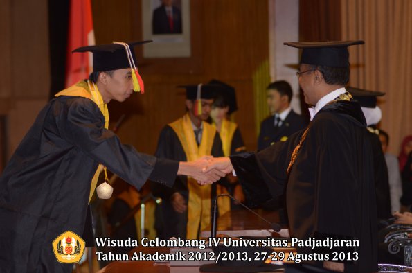 wisuda-unpad-gel-iv-ta-2012_2013-fakultas-mipa-oleh-rektor-152