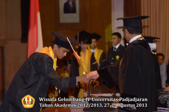 wisuda-unpad-gel-iv-ta-2012_2013-fakultas-mipa-oleh-rektor-153