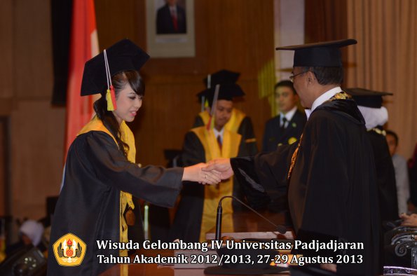 wisuda-unpad-gel-iv-ta-2012_2013-fakultas-mipa-oleh-rektor-154