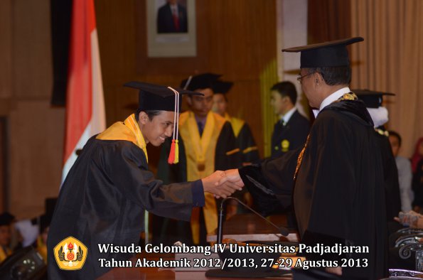 wisuda-unpad-gel-iv-ta-2012_2013-fakultas-mipa-oleh-rektor-155