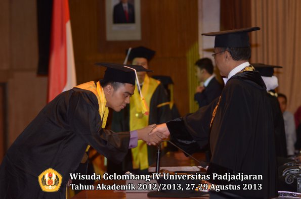 wisuda-unpad-gel-iv-ta-2012_2013-fakultas-mipa-oleh-rektor-156