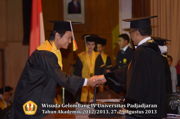 wisuda-unpad-gel-iv-ta-2012_2013-fakultas-mipa-oleh-rektor-157