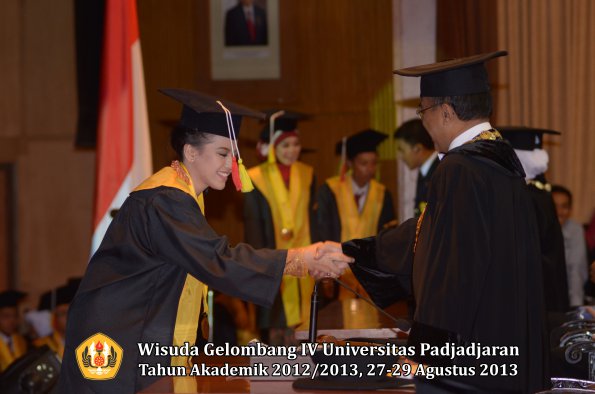 wisuda-unpad-gel-iv-ta-2012_2013-fakultas-mipa-oleh-rektor-158