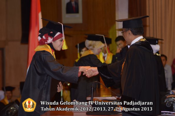 wisuda-unpad-gel-iv-ta-2012_2013-fakultas-mipa-oleh-rektor-159