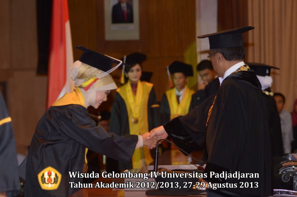 wisuda-unpad-gel-iv-ta-2012_2013-fakultas-mipa-oleh-rektor-160