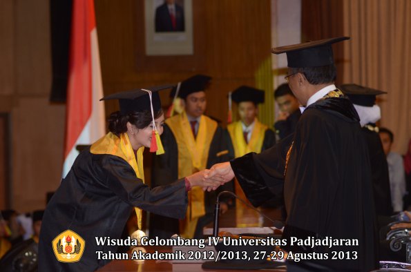 wisuda-unpad-gel-iv-ta-2012_2013-fakultas-mipa-oleh-rektor-161