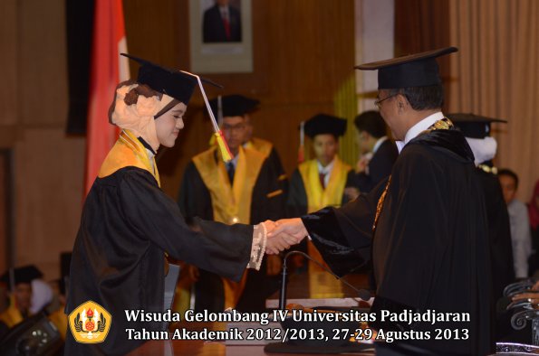 wisuda-unpad-gel-iv-ta-2012_2013-fakultas-mipa-oleh-rektor-163