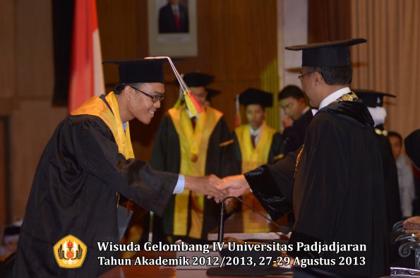 wisuda-unpad-gel-iv-ta-2012_2013-fakultas-mipa-oleh-rektor-164