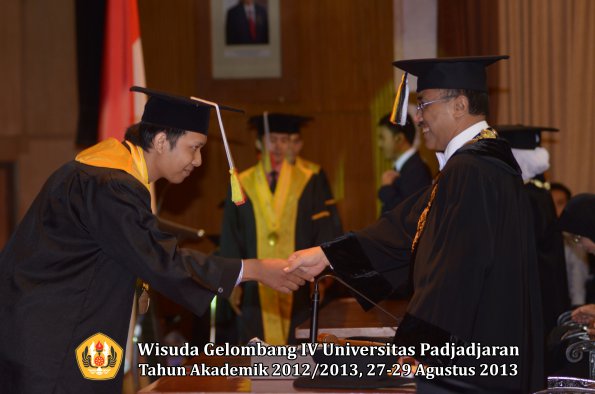 wisuda-unpad-gel-iv-ta-2012_2013-fakultas-mipa-oleh-rektor-167