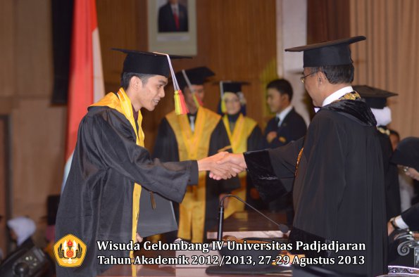 wisuda-unpad-gel-iv-ta-2012_2013-fakultas-mipa-oleh-rektor-169