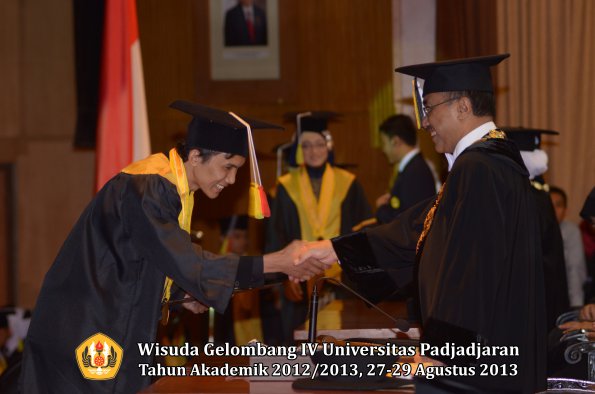 wisuda-unpad-gel-iv-ta-2012_2013-fakultas-mipa-oleh-rektor-170