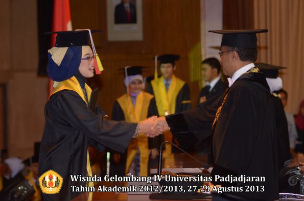 wisuda-unpad-gel-iv-ta-2012_2013-fakultas-mipa-oleh-rektor-171